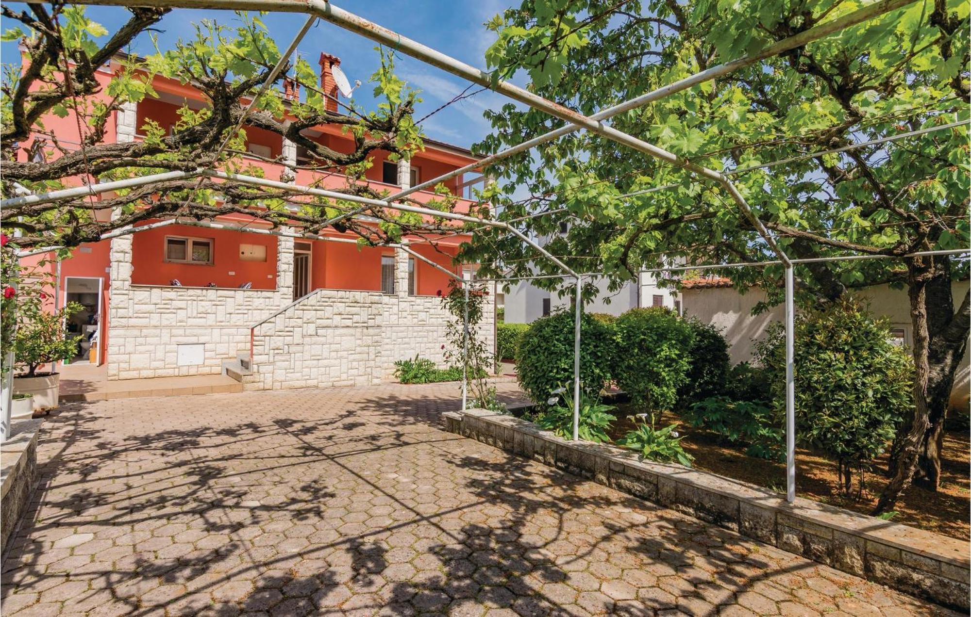 1 Bedroom Lovely Apartment In โรวีน ภายนอก รูปภาพ