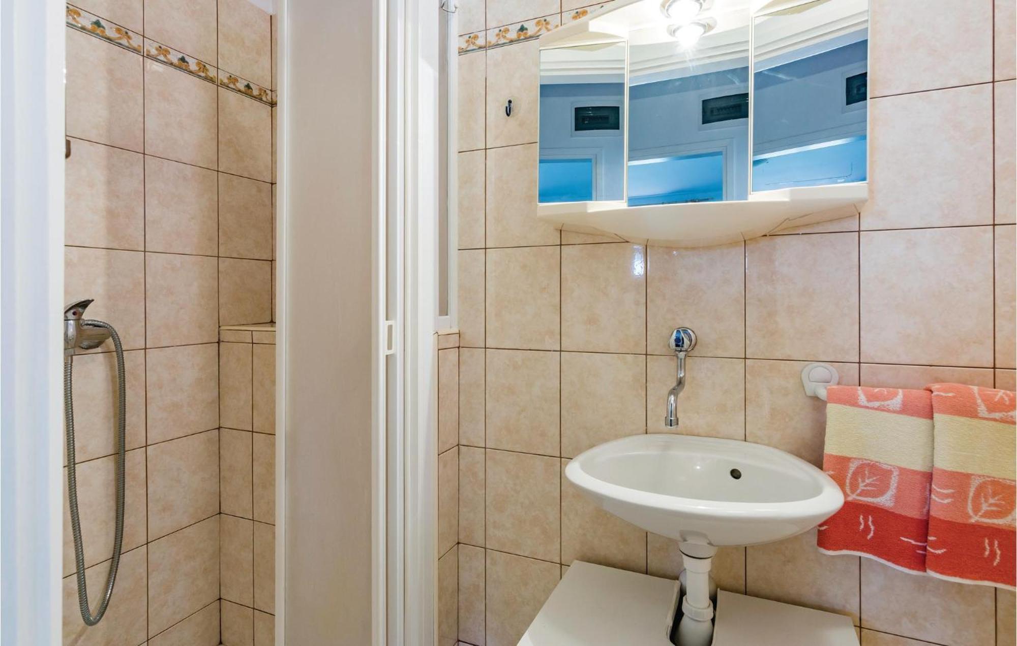 1 Bedroom Lovely Apartment In โรวีน ภายนอก รูปภาพ