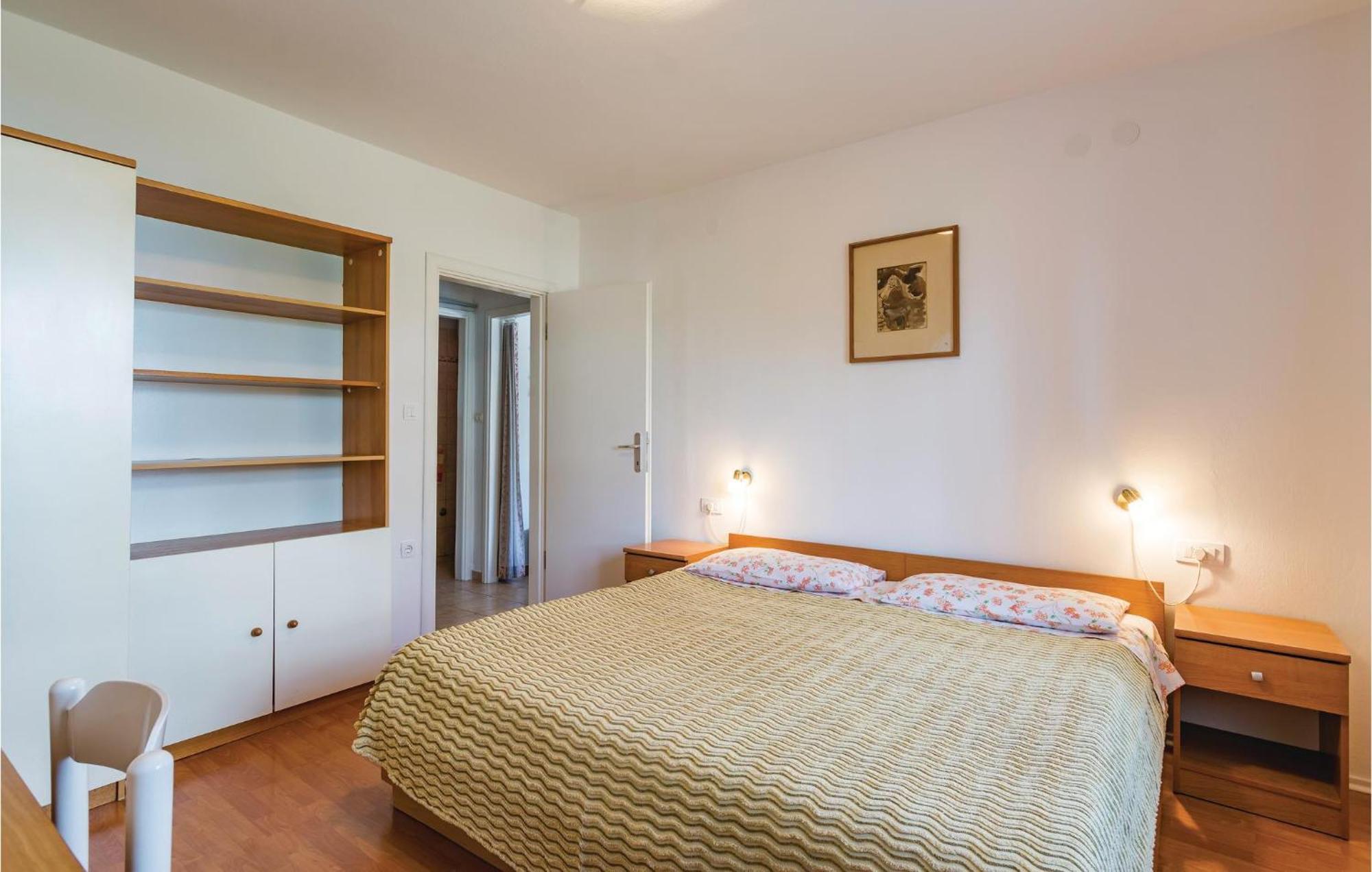1 Bedroom Lovely Apartment In โรวีน ภายนอก รูปภาพ