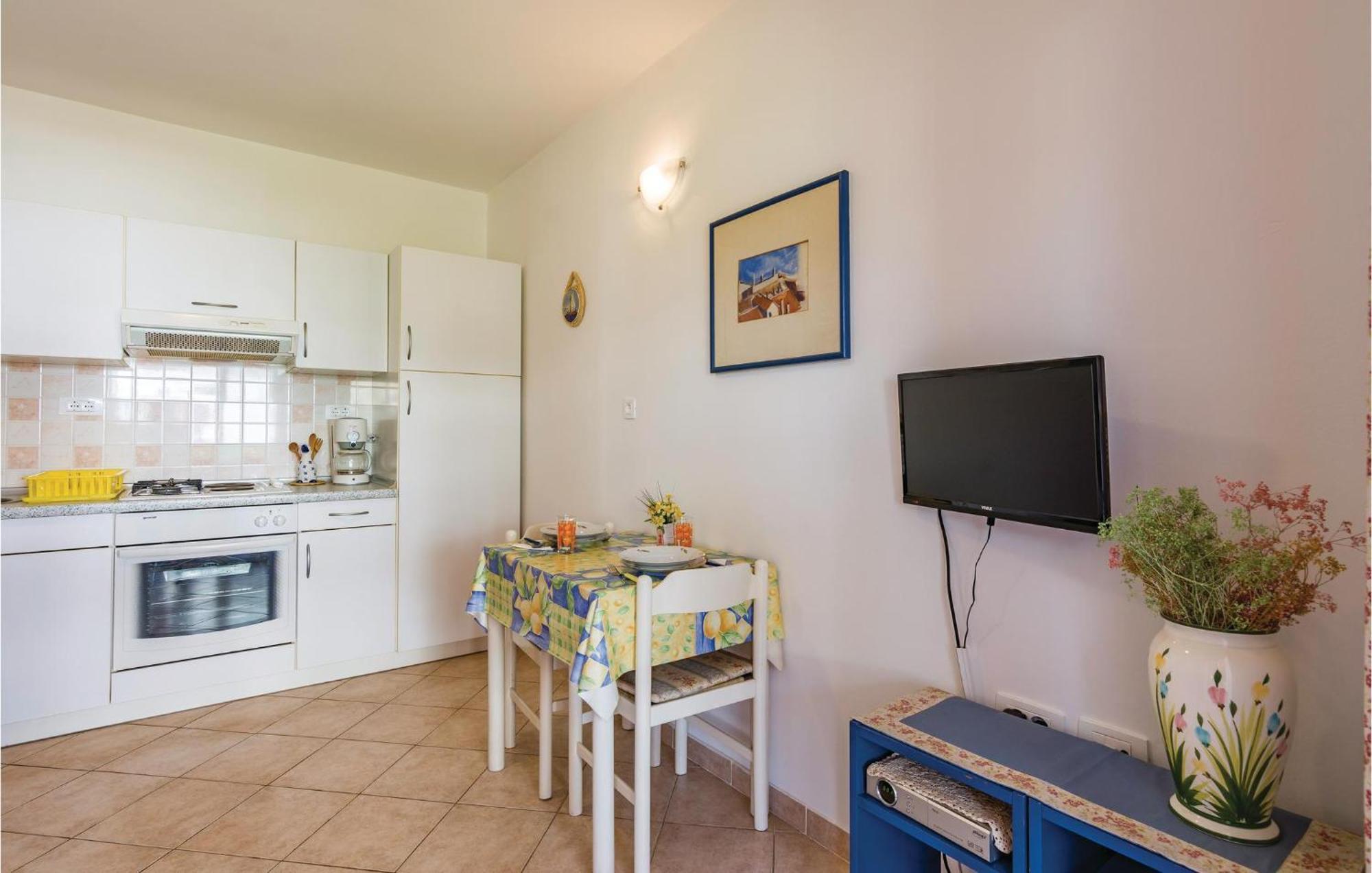 1 Bedroom Lovely Apartment In โรวีน ภายนอก รูปภาพ