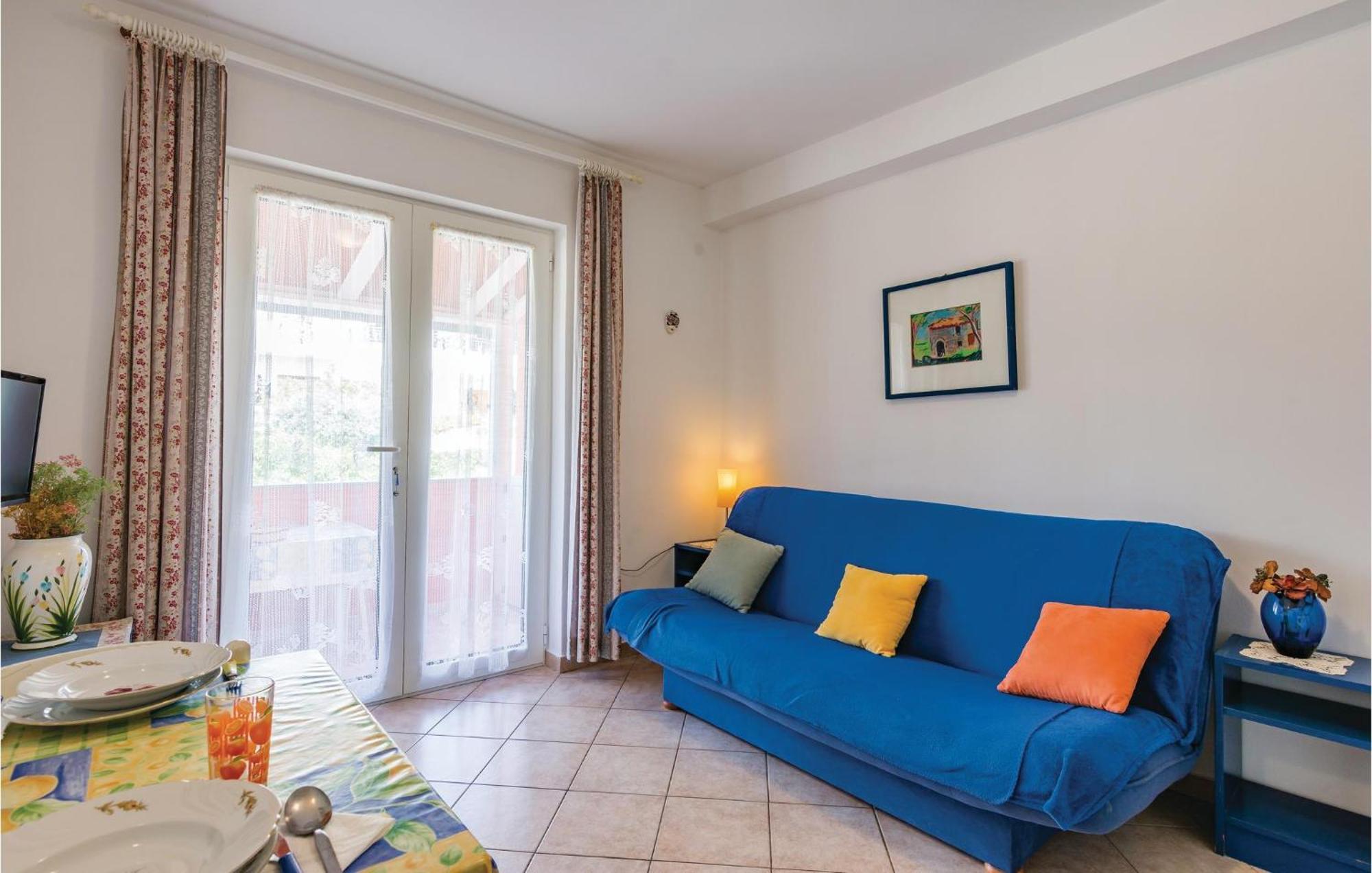 1 Bedroom Lovely Apartment In โรวีน ภายนอก รูปภาพ